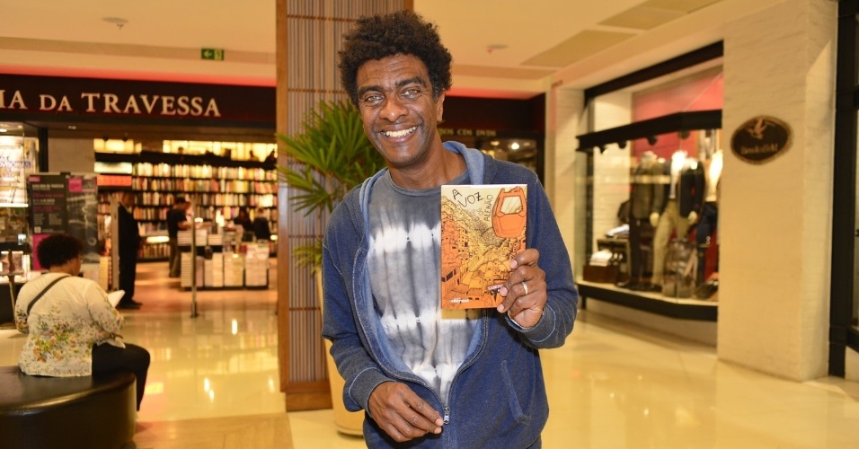 14.ago.2013 - O humorista Hélio de La Peña prestigiou o lançamento do livro " A Voz do Alemão" em livraria no Leblon, Zona Sul do Rio de Janeiro