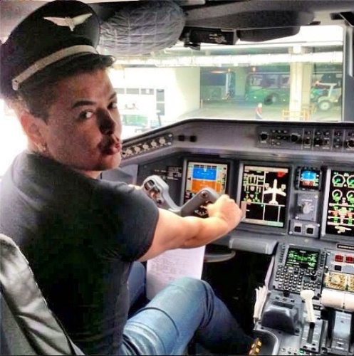 15.ago.2013 - O promoter David Brazil publica foto na cabine de um avião parado em seu Instagram