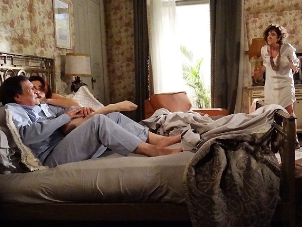Em "Amor à Vida", Vega arma escândalo ao flagrar Atílio na cama com Gigi
