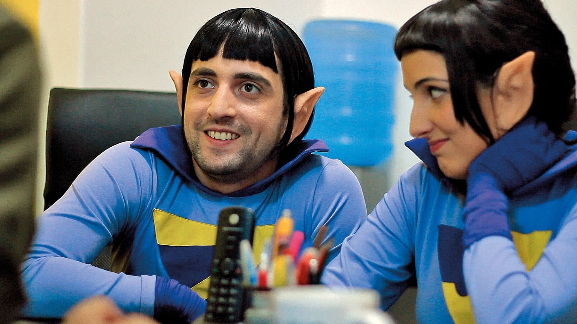 Os "Supergêmeos" (Gregório Duvivier e Clarice Falcão) são convocados ao RH da Liga da Justiça para redirecionar a carreira - Divulgação