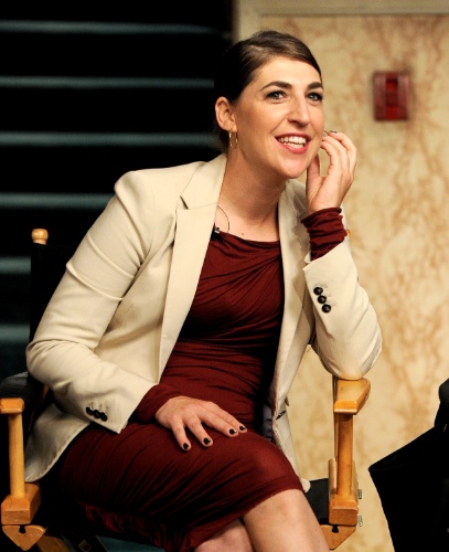 15.ago.2013 - A atriz Mayim Bialik (Amy) comenta sobre o sucesso da série "The Big Bang Theory" durante bate-papo com os membros da academia de artes, televisão e ciência da Warner Bros