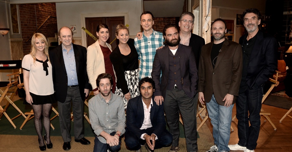 15.ago.2013 - Atores e produtores de "The Big Bang Theory" comemoram o sucesso da série
