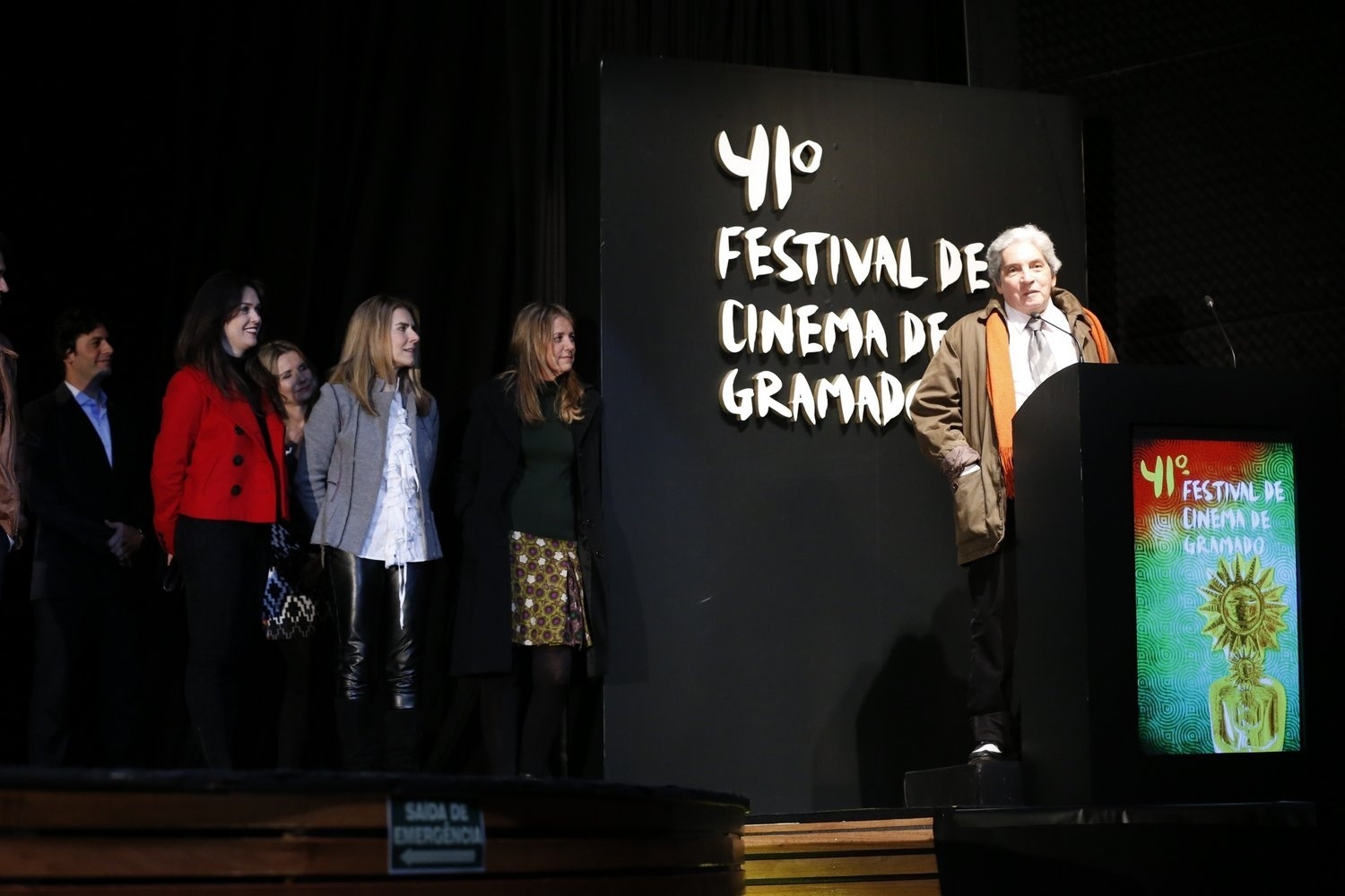 15.ago.2013 - Com a equipe de produção, o diretor Domingo de Oliveira apresenta o filme "Primeiro Dia de Um Ano Qualquer", que está em competição longas nacionais no 41º Festival de Cinema de Gramado, no Rio Grande do Sul - Felipe Panfili e Leo Marinho/AgNews