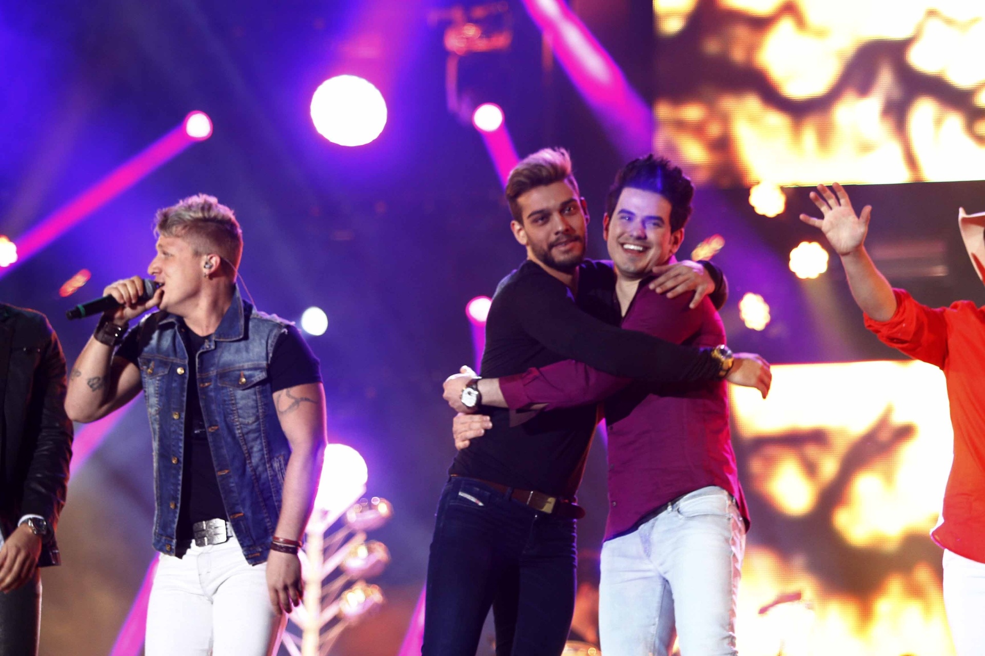 15.ago.2013 - Gabriel Gava e Lucas Lucco se abraçam no show "Para Nossa Alegria" no primeiro dia da Festa do Peão de Boiadeiro em Barretos, interior de São Paulo - Paduardo/AgNews