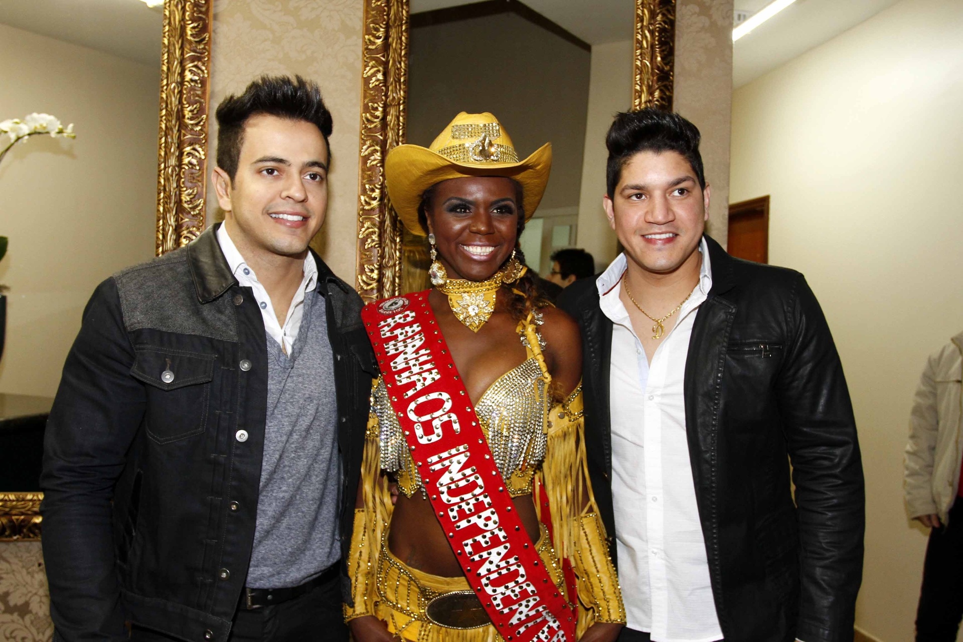 15.ago.2013 - Henrique e Diego com a Rainha Camila Rocha no primeiro dia da Festa do Peão de Boiadeiro em Barretos, interior de São Paulo - Paduardo/AgNews