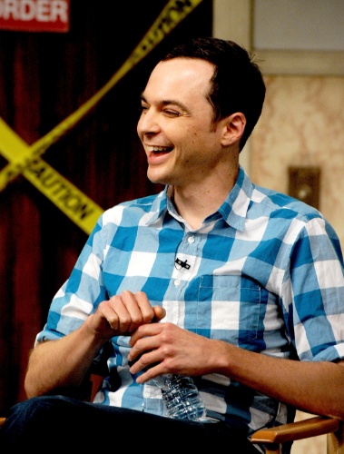 15.ago.2013 - O ator Jim Parsons (Sheldon) participa de bate-papo com os membros da academia de artes, televisão e ciência da Warner Bros