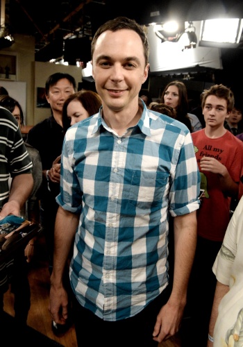 15.ago.2013 - O ator Jim Parsons (Sheldon) participa de bate-papo com os membros da academia de artes, televisão e ciência da Warner Bros