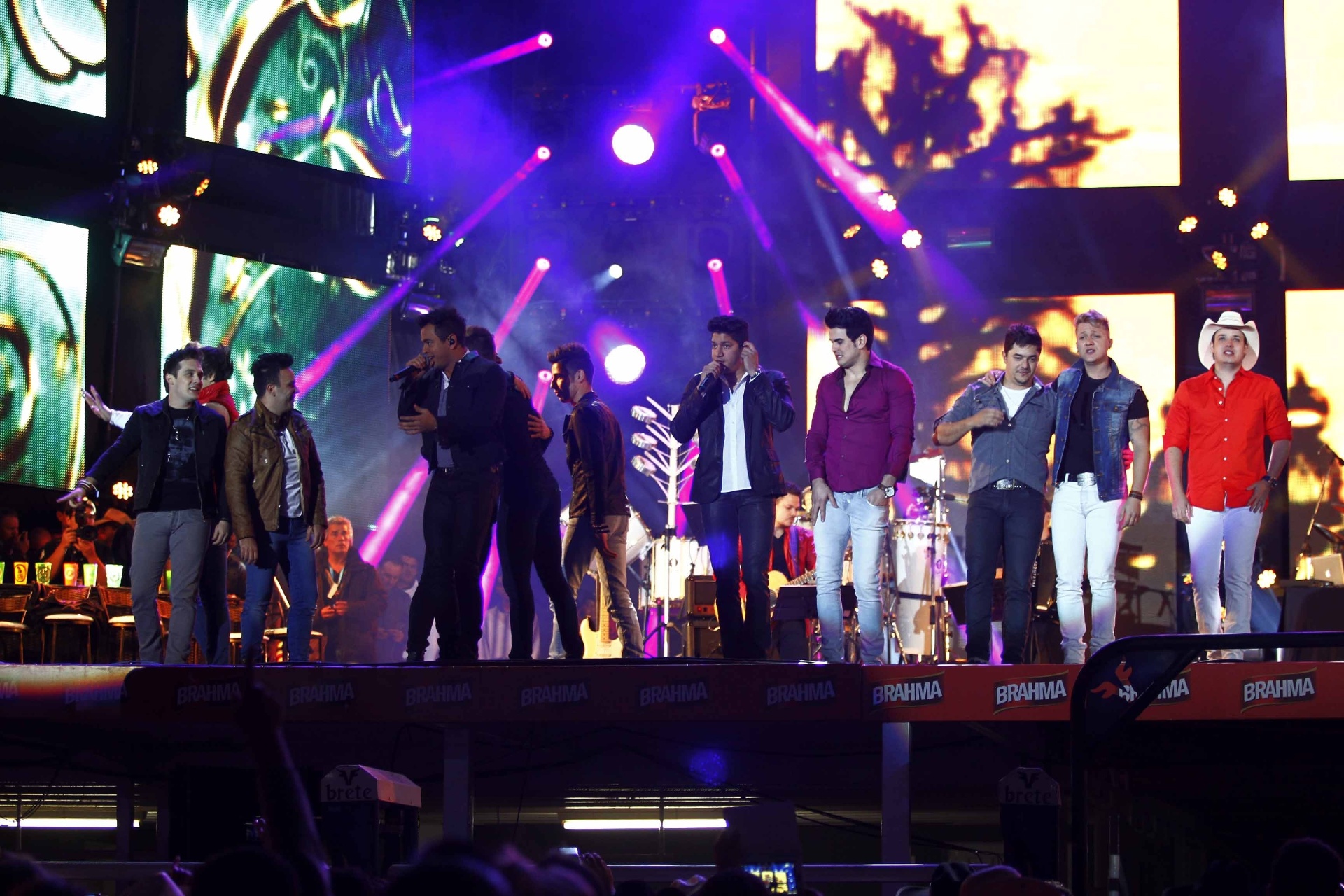 15.ago.2013 - Gabriel Gava e Lucas Lucco no show "Para Nossa Alegria" no primeiro dia da Festa do Peão de Boiadeiro em Barretos, interior de São Paulo - Paduardo/AgNews