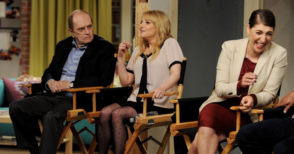15.ago.2013 - Os atores Bob Newhart (Arthur), Melissa Rauch (Bernadette) e Mayim Bialik (Amy) comemoram o sucesso da série "The Big Bang Theory", que estreia sua sétima temporada em 26 de setembro