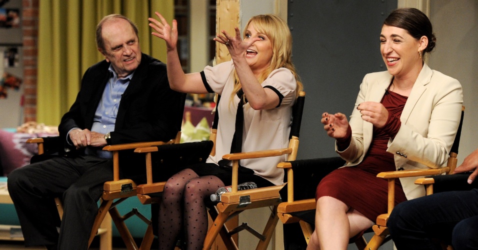15.ago.2013 - Os atores Bob Newhart (Arthur), Melissa Rauch (Bernadette) e Mayim Bialik (Amy) comemoram o sucesso da série "The Big Bang Theory", que estreia sua sétima temporada em 26 de setembro