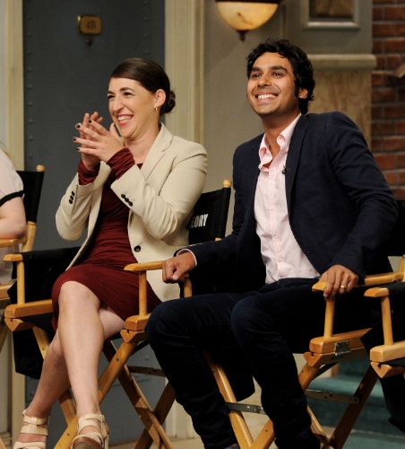 15.ago.2013 - Os atores Mayim Bialik (Amy) e Kunal Nayyar (Raj) comemoram o sucesso da série e se divertem com os elogios e comentários dos produtores de "The Big Bang Theory", que estreia sua sétima temporada em 26 de setembro