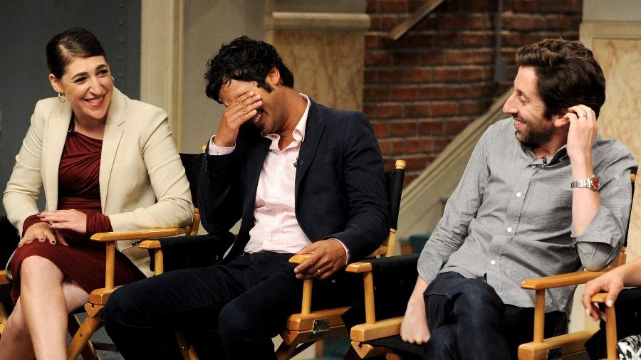 Os atores Mayim Bialik (Amy), Kunal Nayyar (Raj) e Simon Helberg (Howard) estão entre os protagonistas de "The Big Bang Theory" - Getty Images