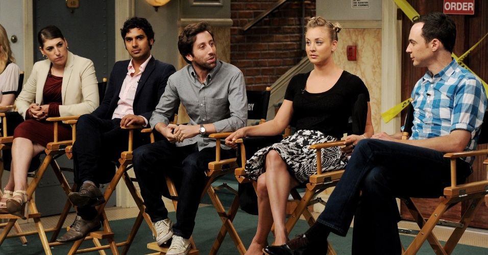 15.ago.2013 - Os atores Mayim Bialik (Amy), Kunal Nayyar (Raj), Kaley Cuoco (Penny) e Simon Helberg (Howard) comemoram o sucesso da série e se divertem com os elogios e comentários dos produtores de "The Big Bang Theory", que estreia sua sétima temporada em 26 de setembro