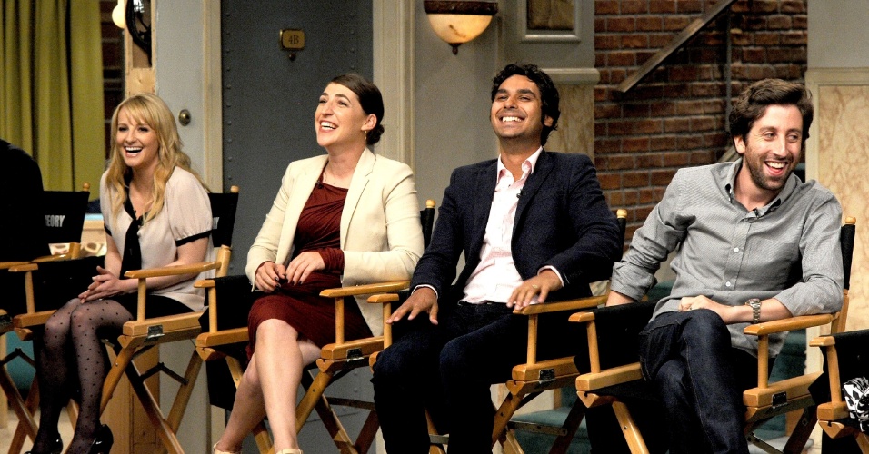 15.ago.2013 - Os atores Melissa Rauch (Bernadette), Mayim Bialik (Amy), Kunal Nayyar (Raj) e Johnny Galecki (Leonard) comemoram o sucesso da série e se divertem com os elogios e comentários dos produtores de "The Big Bang Theory", que estreia sua sétima temporada em 26 de setembro