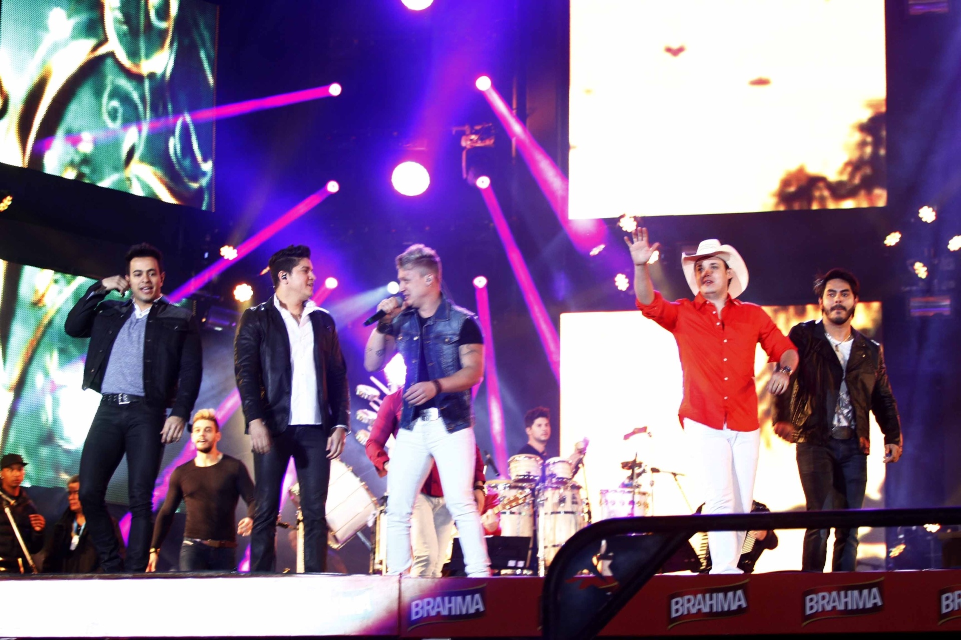 15.ago.2013 - Sertanejos no show "Para Nossa Alegria" no primeiro dia da Festa do Peão de Boiadeiro em Barretos, interior de São Paulo. A 58ª edição do evento tem expectativa de público de 900 mil pessoas - Paduardo/AgNews