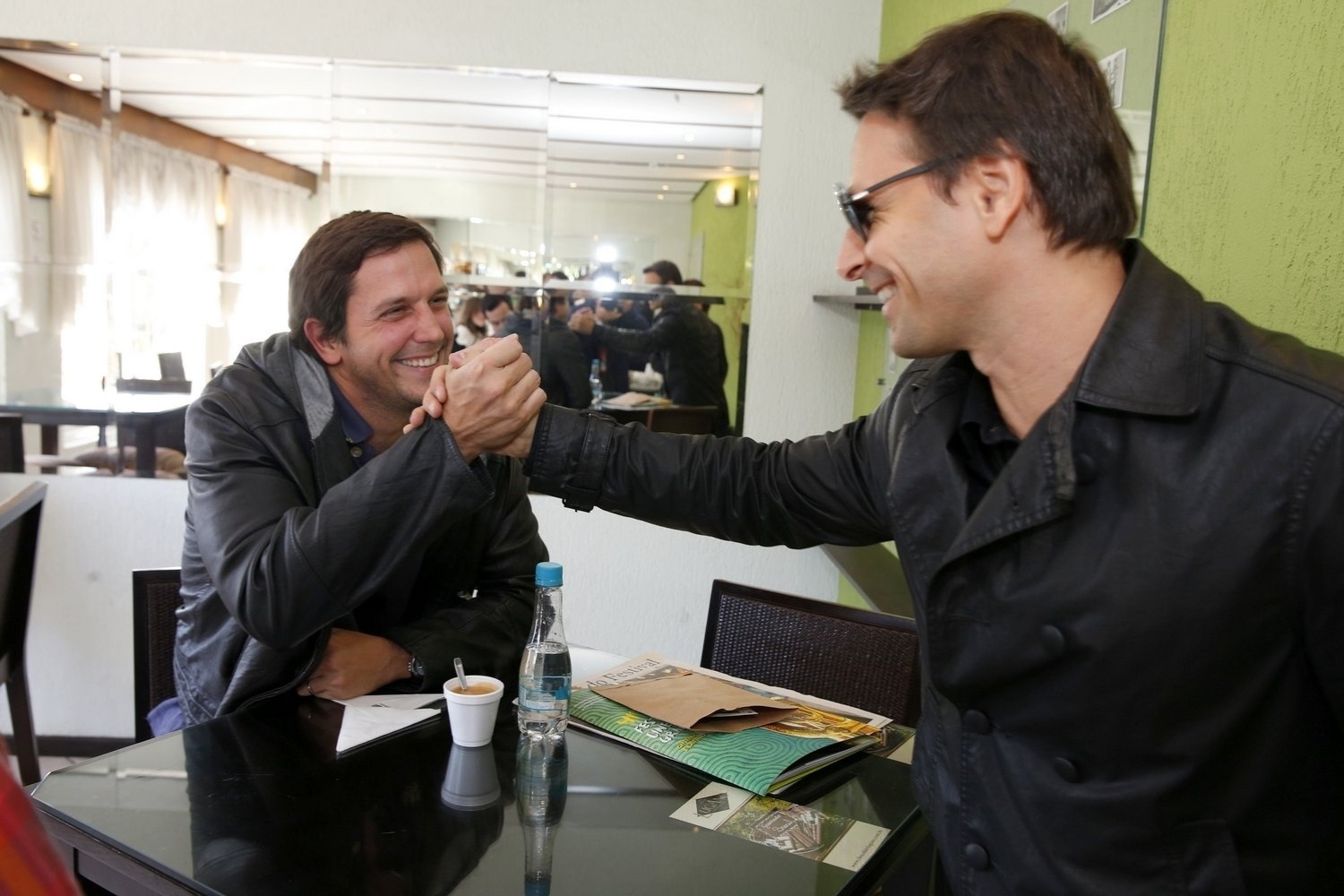 16.ago.2013 - Vladimir Brichita encontra Murilo Rosa enquanto conversa com jornalistas no 41º Festival de Cinema de Gramado, no Rio Grande do Sul - Felipe Panfili/AgNews