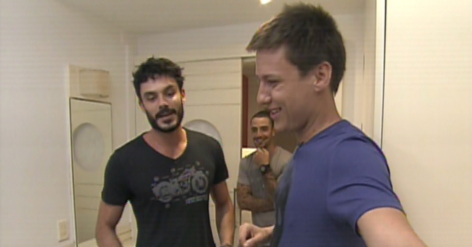16.ago.2013 - Kiko Pissolato e Felipe Titto, o Maciel e o Wagner de "Amor à Vida", abrem a casa para o "Mais Você"