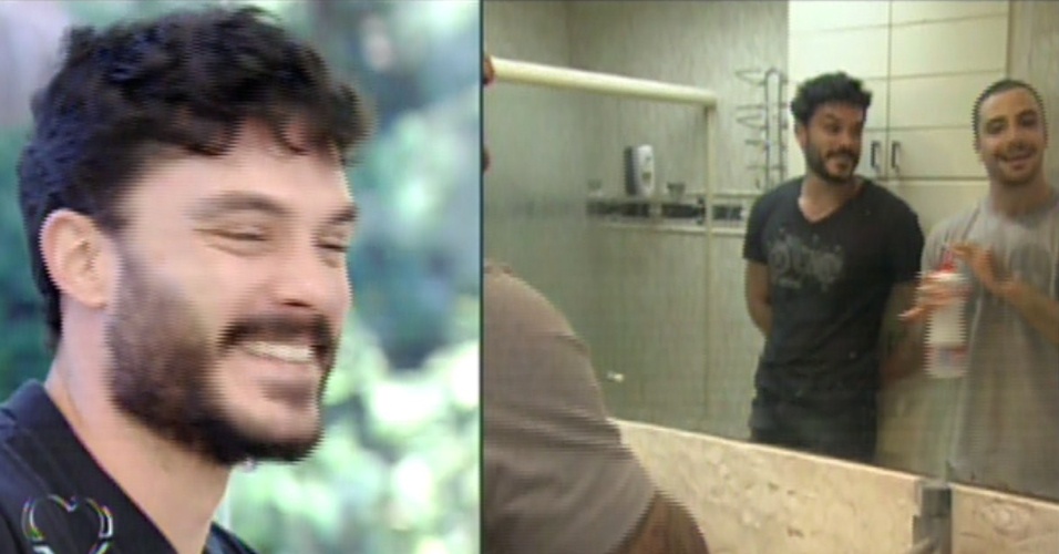 16.ago.2013 - Kiko Pissolato e Felipe Titto, o Maciel e o Wagner de "Amor à Vida", abrem a casa para o "Mais Você" e mostram o banheiro do apartamento que dividem no Rio de Janeiro