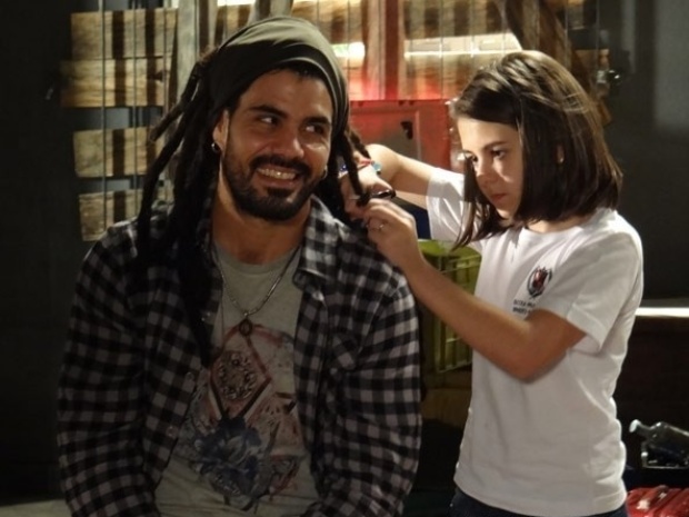 Em "Amor à Vida", Ninho tenta fazer as pazes com Paulinha e a deixa cortar seu cabelo