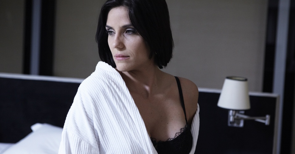 Rafaela Mandelli é Karin em "O Negócio", série brasileira da HBO