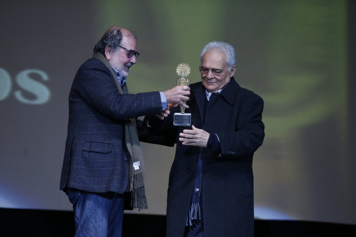 16.ago.2013 - Cacá Diegues entrega o troféu Kikito de Cristal para Othon Bastos no 41º Festival de Cinema de Gramado, no Rio Grande do Sul - Felipe Panfili e Leo Marinho/AgNews