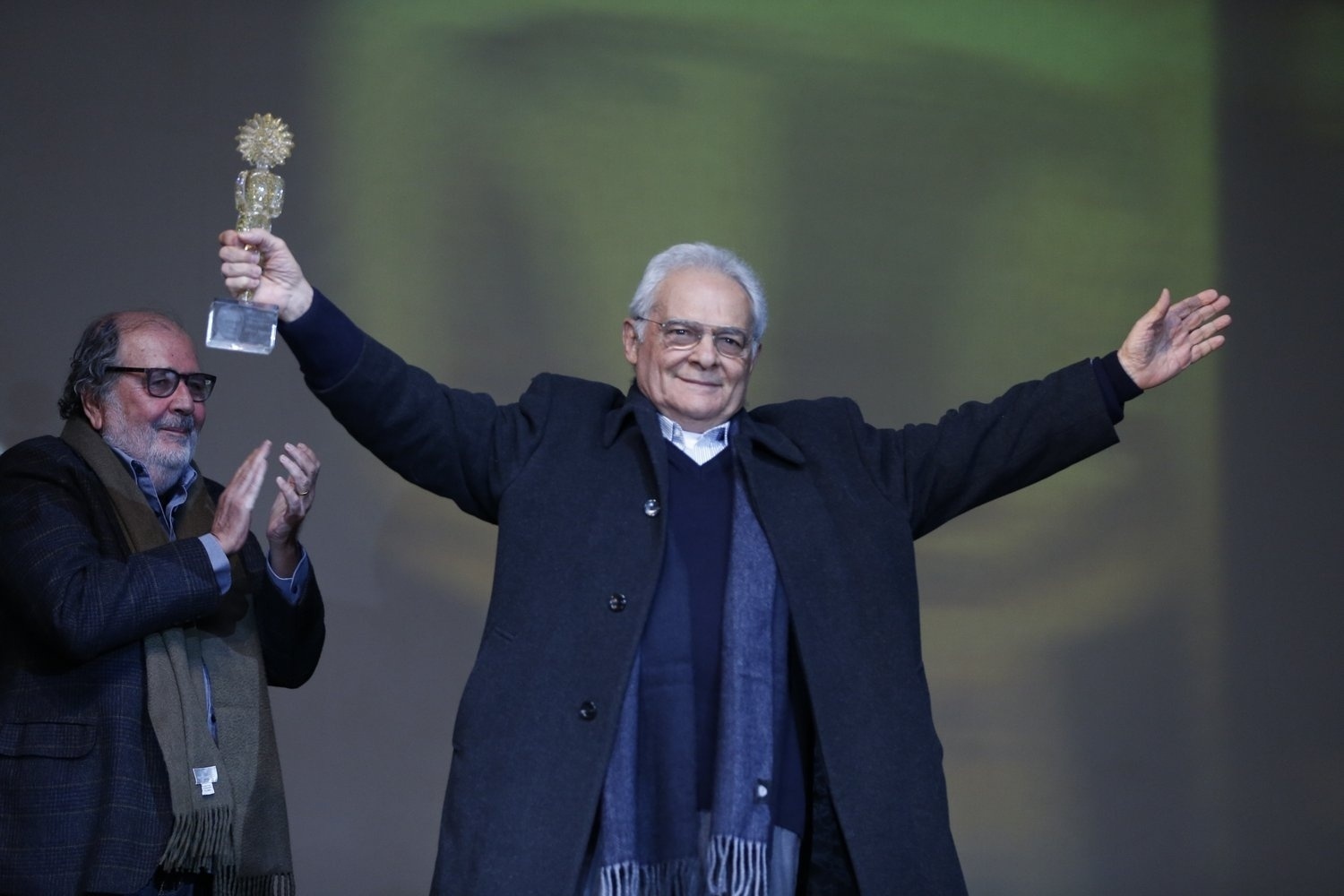 16.ago.2013 - Othon Bastos recebe o troféu Kikito de Cristal no 41º Festival de Cinema de Gramado, no Rio Grande do Sul - Felipe Panfili e Leo Marinho/AgNews