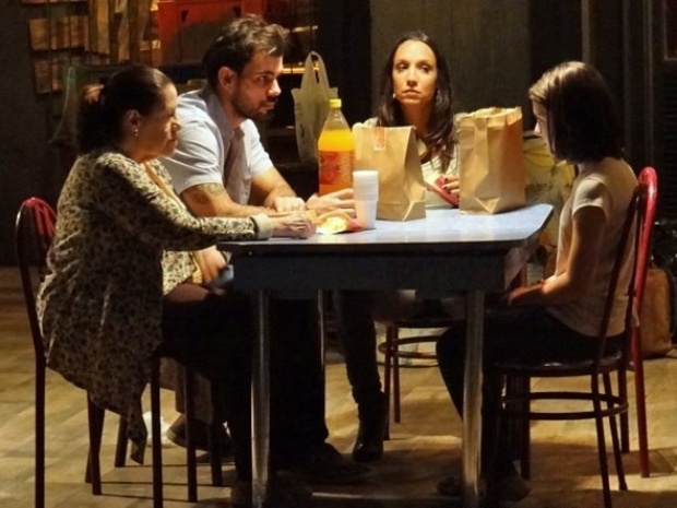 17.ago.2013 - Em "Amor à Vida", Ninho deixa a filha sem comer