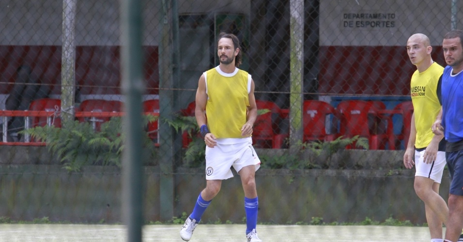 17.ago.2013 - Rodrigo Santoro joga bola no Rio de Janeiro