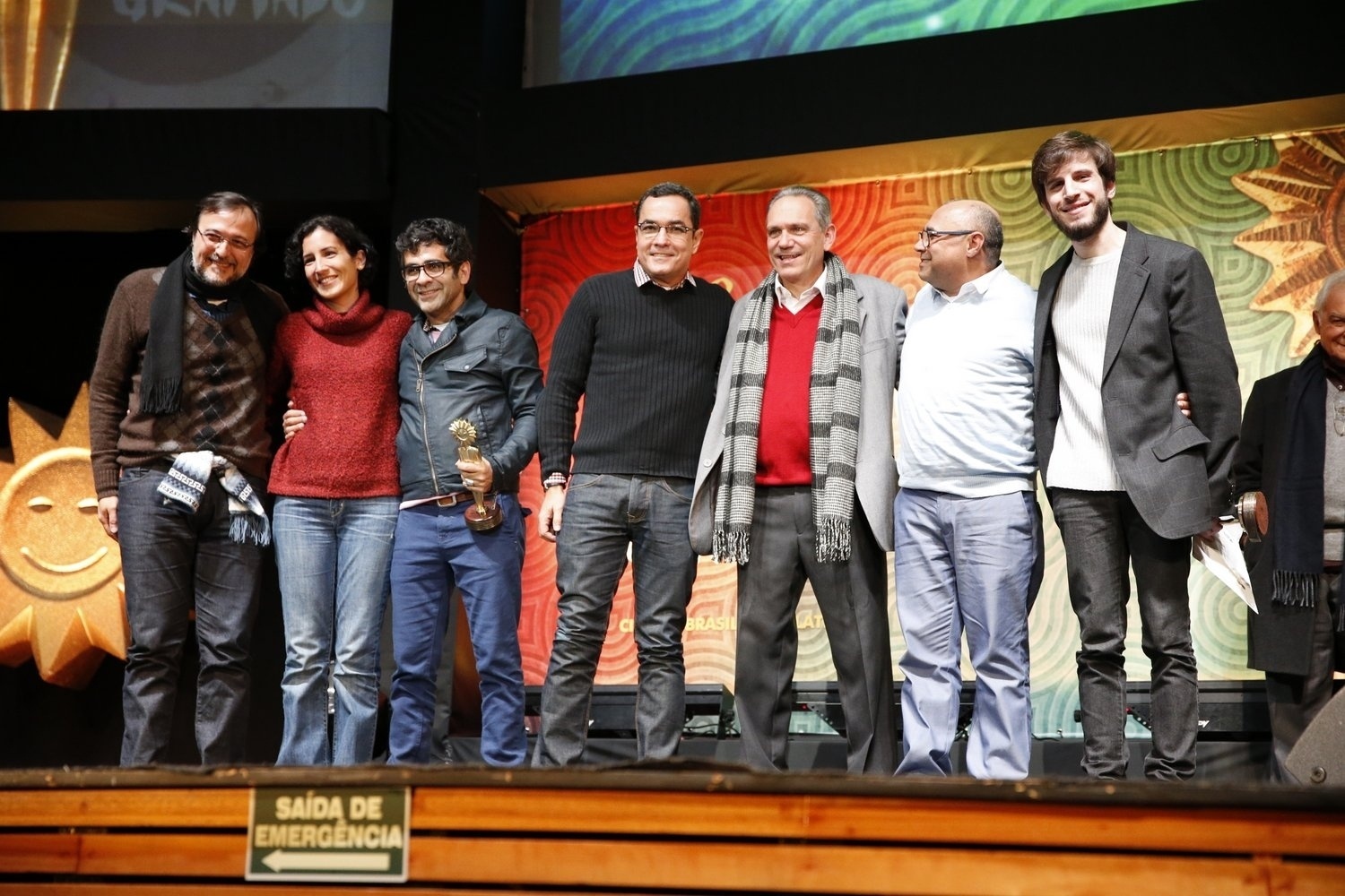 17.ago.2013 - Elenco e equipe do filme "Tatuagem", de Hilton Lacerda, recebem prêmio de melhor filme no 41º Festival de Cinema de Gramado - Felipe Panfili e Leo Marinho/AgNews