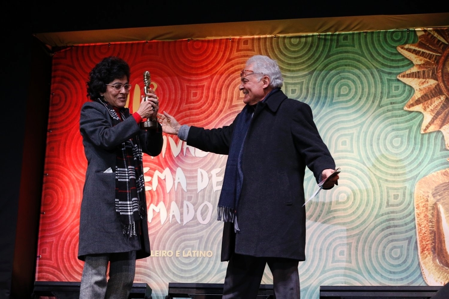 17.ago.2013 - Othon Bastos entrega prêmio especial do júri para a diretor Betse de Paula, pelo filme "Revelando Sebastião Salgado", no 41º Festival de Cinema de Gramado - Felipe Panfili e Leo Marinho/AgNews