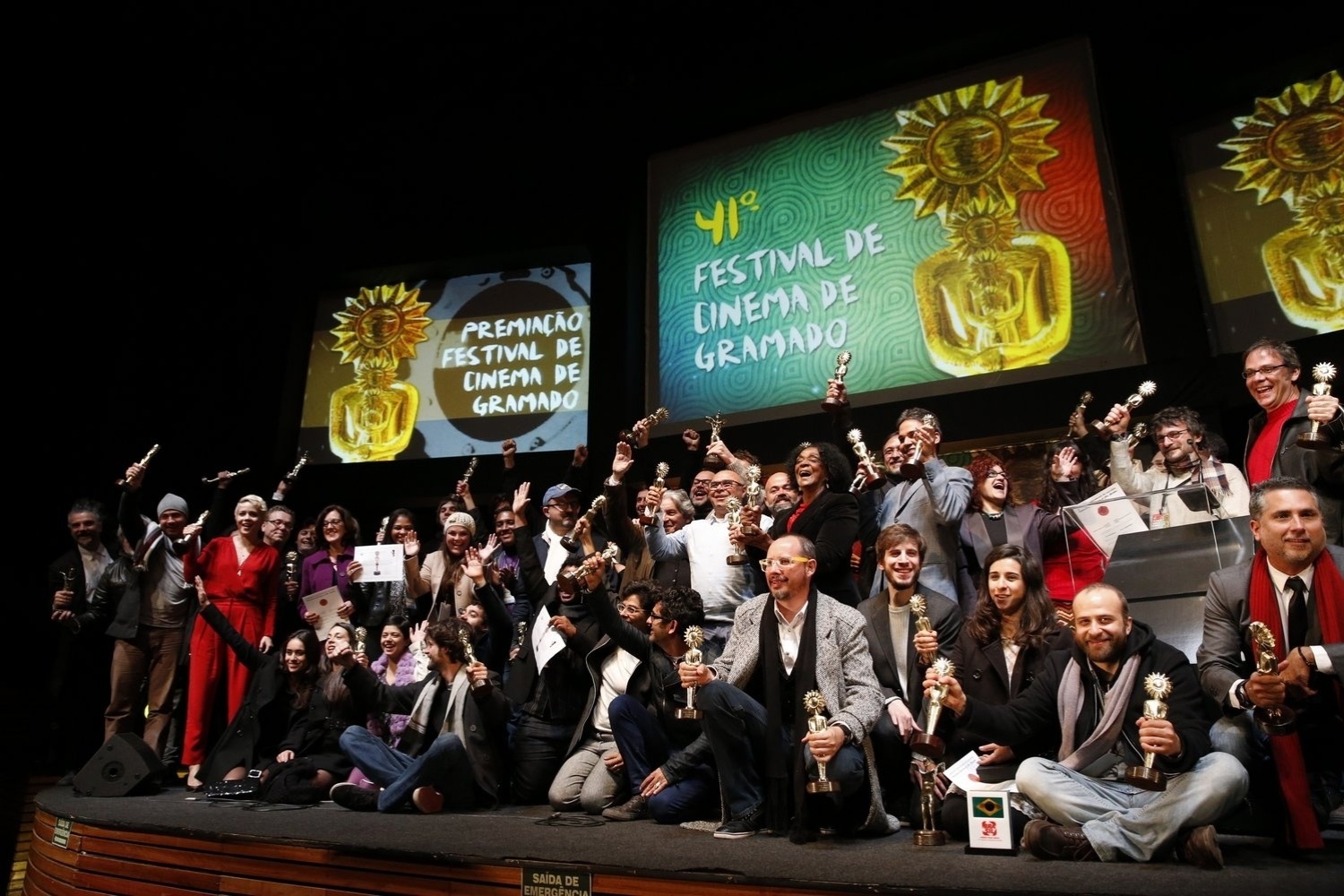 17.ago.2013 - Premiados no 41º Festival de Cinema de Gramado sobem ao palco com troféus no encerramento do evento - Felipe Panfili e Leo Marinho/AgNews
