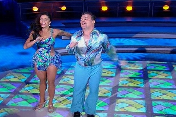 18.ago.2013 - Adriano Garib requebra no ritmo da salsa na "Dança dos Famosos"