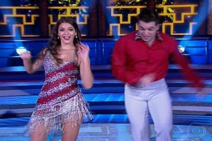 18.ago.2013 - Bruna Marquezine exibe sensualidade no ritmo da salsa na "Dança dos Famosos"