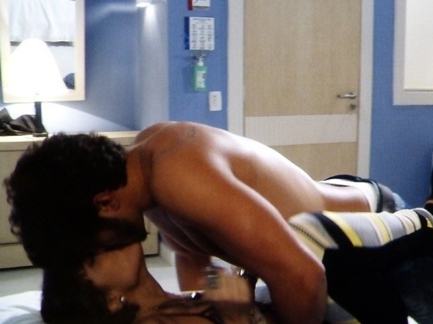 18.ago.2013 - César flagra Michel e Patrícia se agarrando no hospital