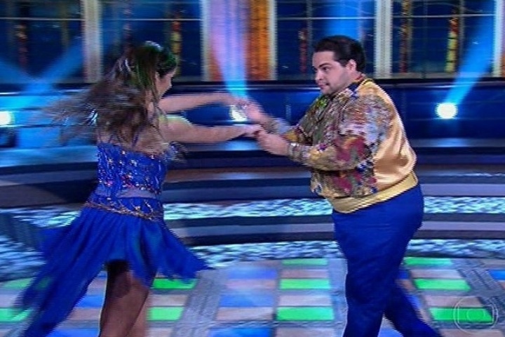 18.ago.2013 - Tiago Abravanel se esforça na salsa na "Dança dos Famosos"