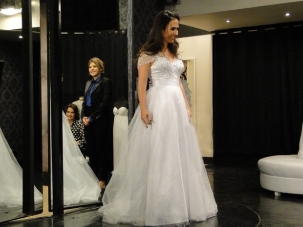 18.ago.2013 - Valdirene (Tatá Werneck) escolhe seu vestido de noiva na butique de Edith (Bárbara Paz); no início, Valdirene quer um vestido curto e cheio de paêtes, mas acaba se encantando por um modelo clássico