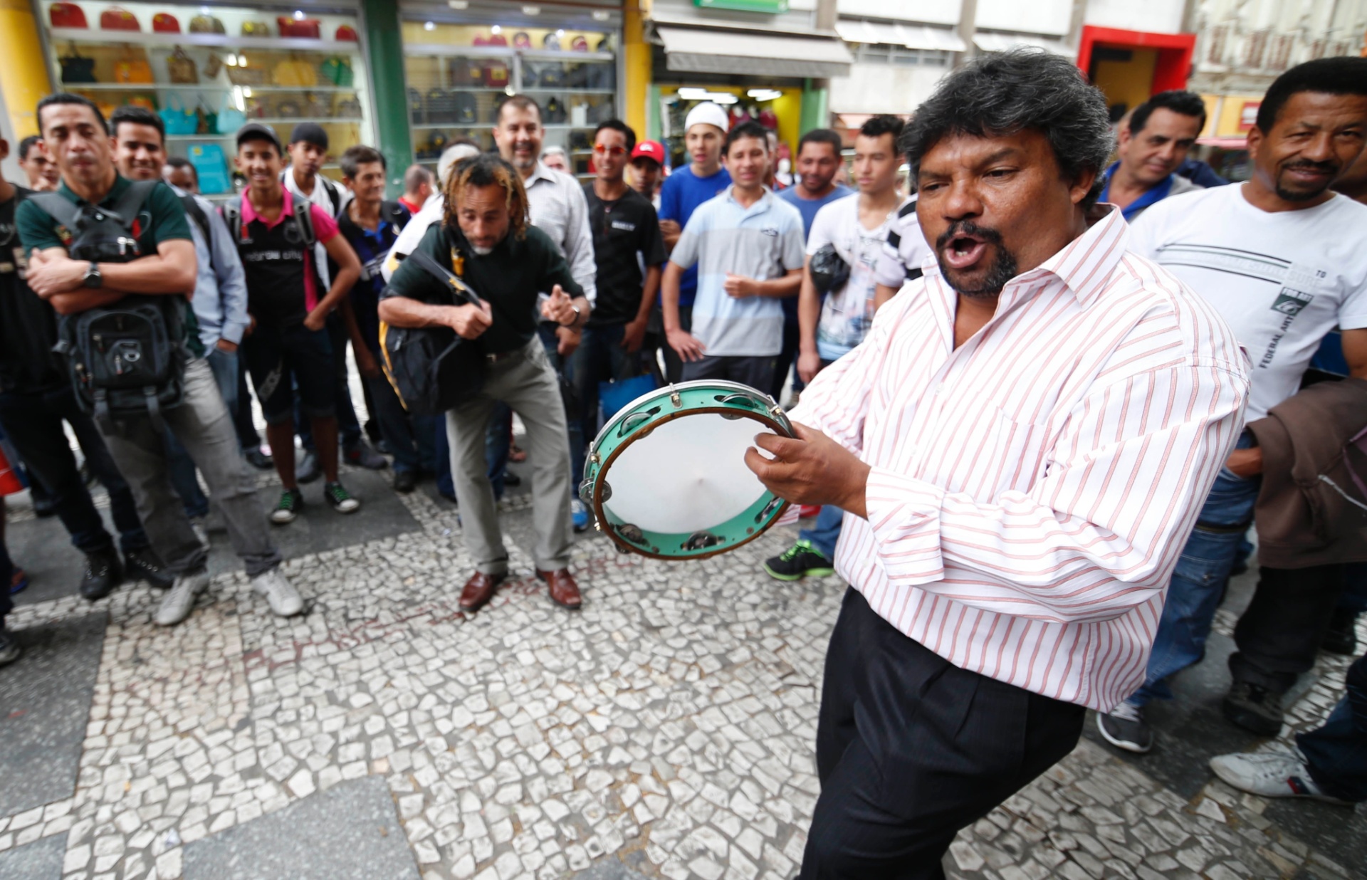 13.ago.2013 - O embolador Pena Branca se apresenta na Rua Quinze de Novembro, no centro de São Paulo - Junior Lago/UOL
