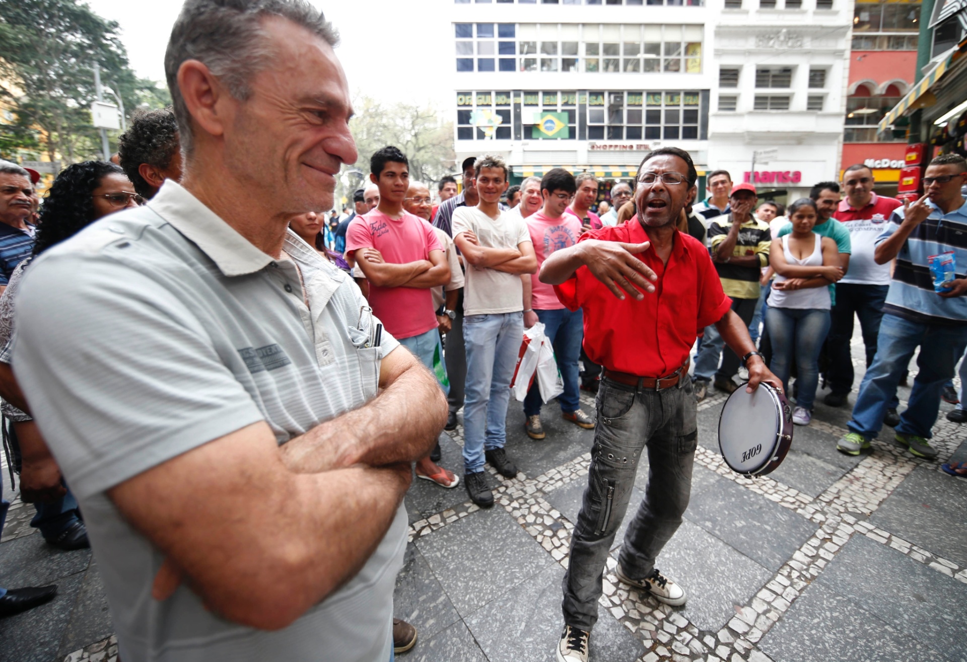 13.ago.2013 - O embolador Verde Lins se apresenta na Rua Quinze de Novembro, no centro de São Paulo - Junior Lago/UOL