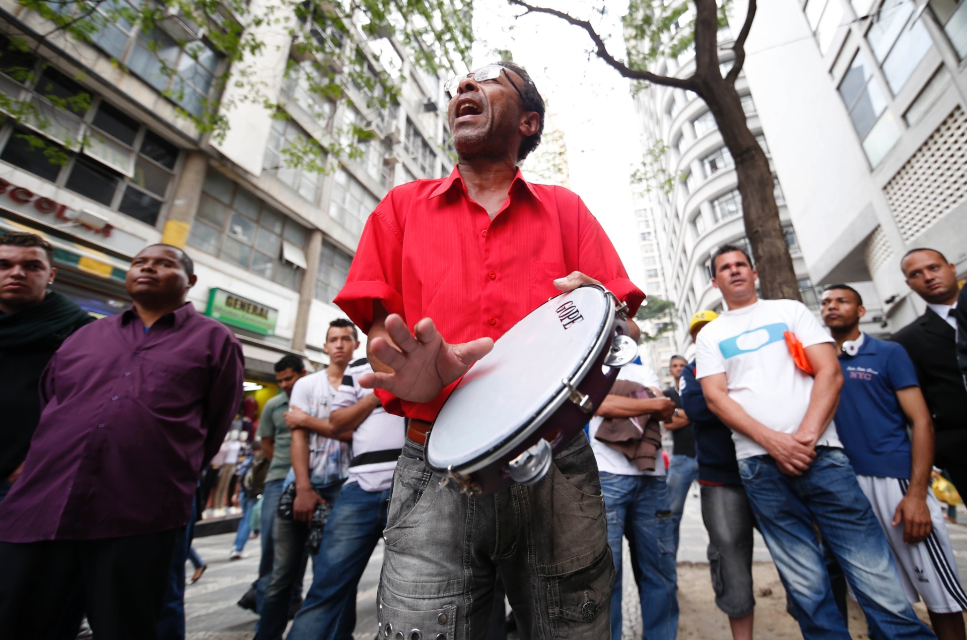 13.ago.2013 - O embolador Verde Lins se apresenta na Rua Quinze de Novembro, no centro de São Paulo - Junior Lago/UOL