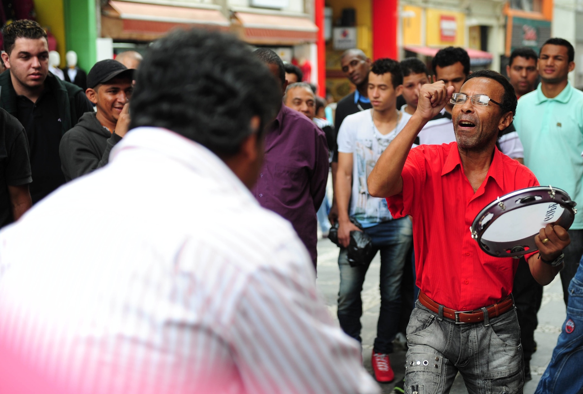 13.ago.2013 - Os emboladores Verde Lins e Pena Branca se apresentam na Rua Quinze de Novembro, no centro de São Paulo - Junior Lago/UOL