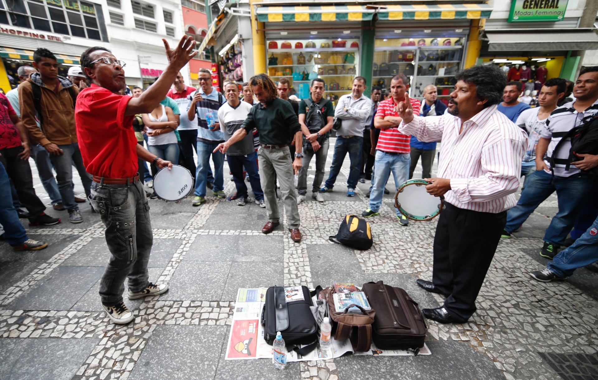 13.ago.2013 - Os emboladores Verde Lins e Pena Branca se apresentam na Rua Quinze de Novembro, no centro de São Paulo - Junior Lago/UOL