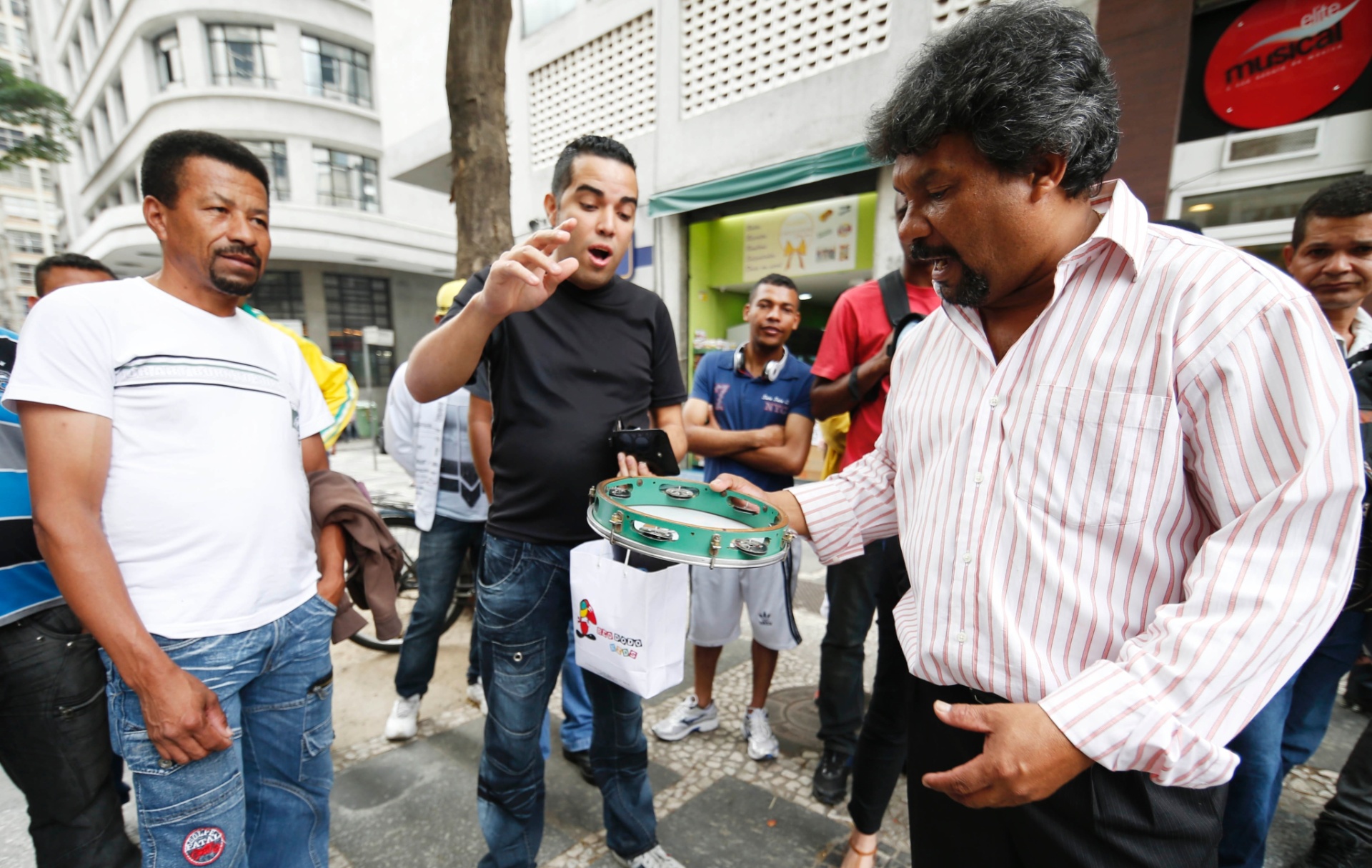 13.ago.2013 - Os emboladores Verde Lins e Pena Branca se apresentam na Rua Quinze de Novembro, no centro de São Paulo - Junior Lago/UOL