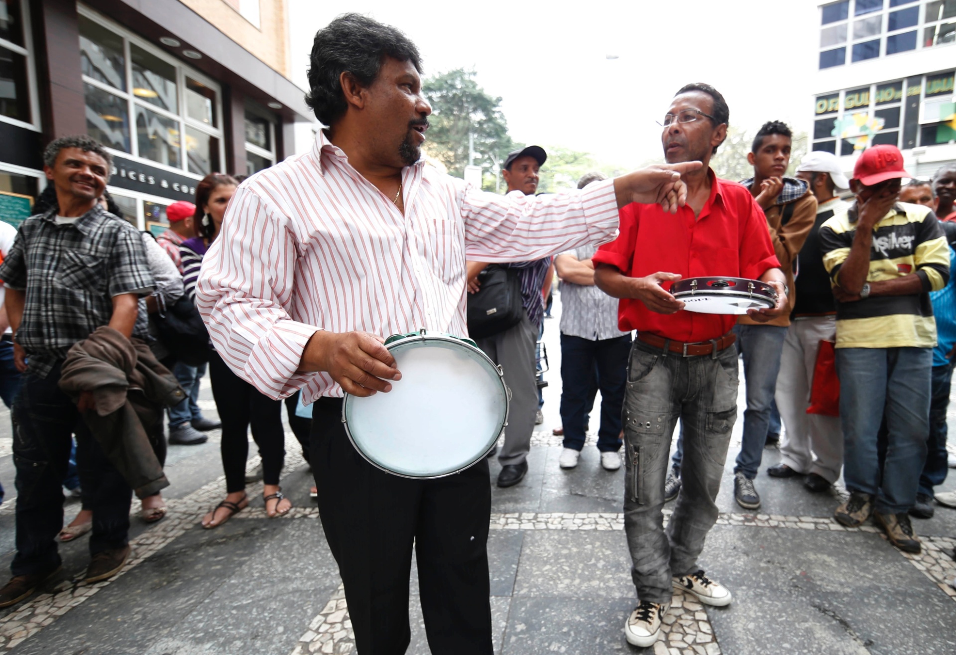 13.ago.2013 - Os emboladores Verde Lins e Pena Branca se apresentam na Rua Quinze de Novembro, no centro de São Paulo - Junior Lago/UOL