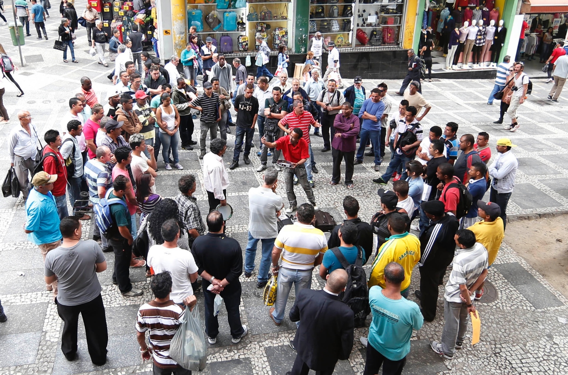 13.ago.2013 - Os emboladores Verde Lins e Pena Branca se apresentam na Rua Quinze de Novembro, no centro de São Paulo - Junior Lago/UOL