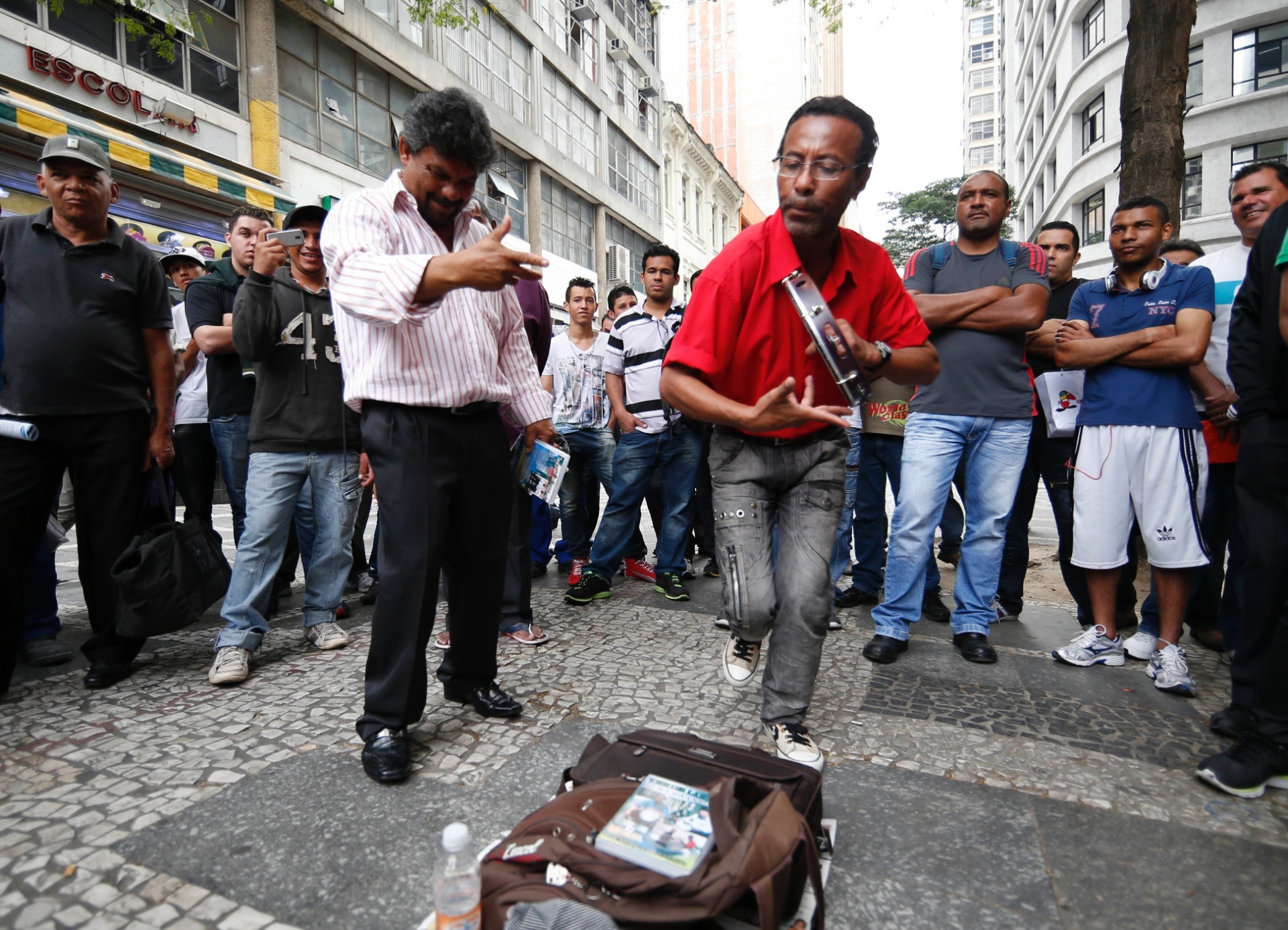 13.ago.2013 - Os emboladores Verde Lins e Pena Branca se apresentam na Rua Quinze de Novembro, no centro de São Paulo - Junior Lago/UOL