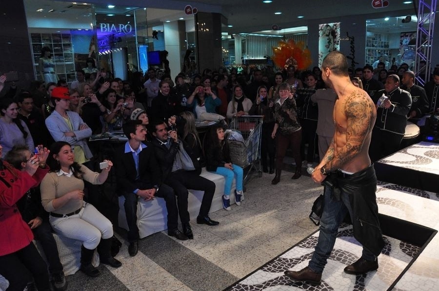 18.ago.2013 - Felipe Titto participou de um desfile em Santa Catarina. O mordomo tatuado de Félix, em "Amor à Vida", arrancou gritinhos das mulheres ao tirar a camisa