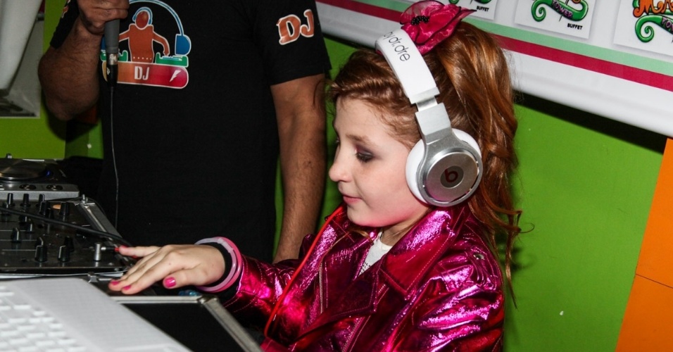 18.ago.2013 - Giulia Garcia, a Ana de "Chiquititas", brinca de DJ em seu aniversário de dez anos. A comemoração aconteceu em um buffet da zona sul de São Paulo