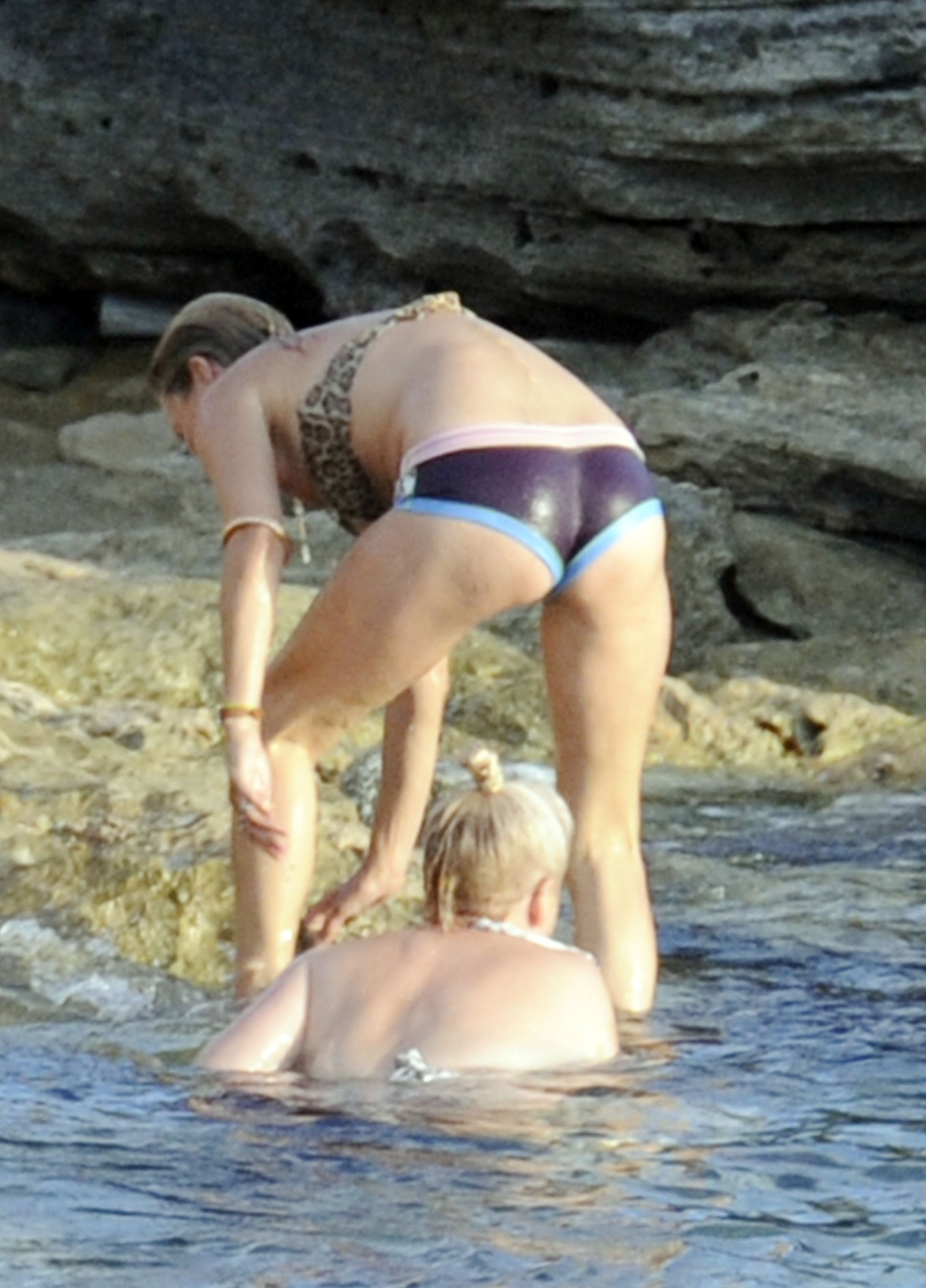 19.ago.2013 - Aos 39 anos, Kate Moss fez topless e exibiu a barriga saliente na ilha de Formentera, na Espanha. A top foi flagrada no local na última quarta-feira, 14
