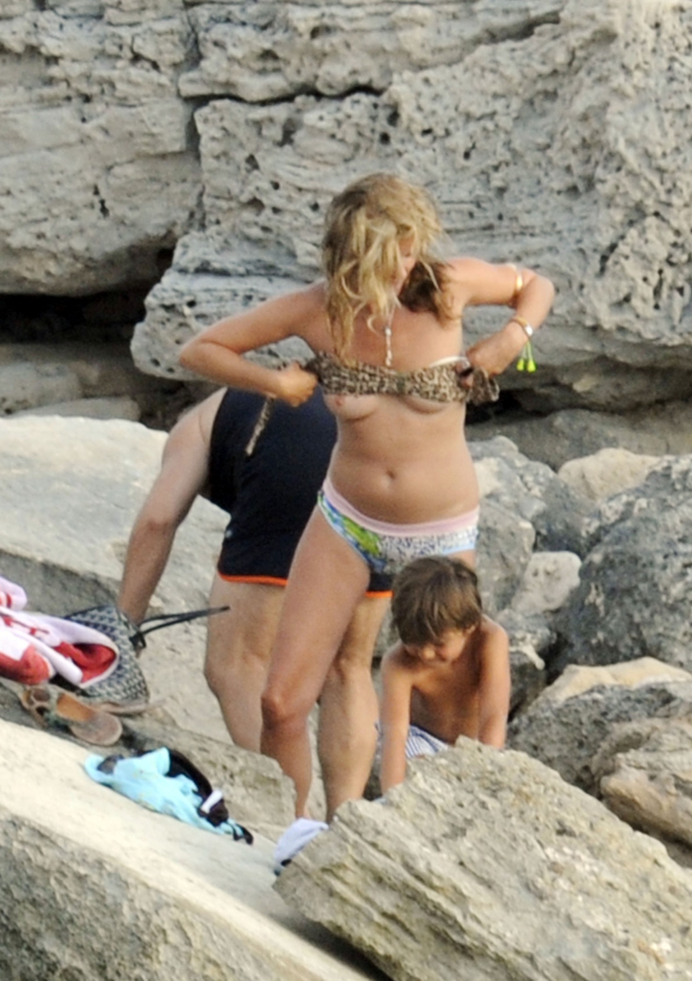 19.ago.2013 - Aos 39 anos, Kate Moss fez topless e exibiu a barriga saliente na ilha de Formentera, na Espanha. A top foi flagrada no local na última quarta-feira, 14