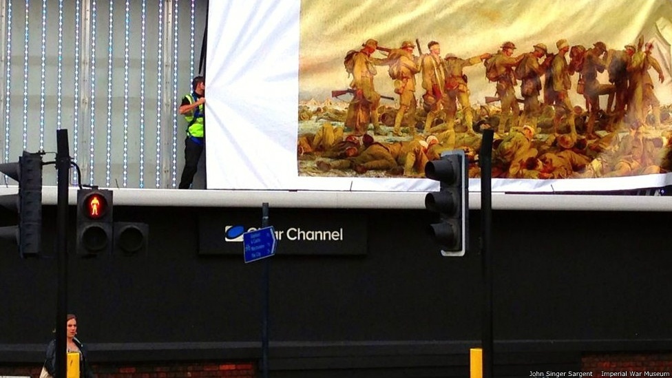 Após a votação popular, as obras de arte foram transformadas em pôsteres e expostas em diversos locais públicos: shoppings, pontos de ônibus, paredes de prédio e até meios de transporte público britânicos. Acima, a montagem do pôster de uma obra de John Singer Sargent, do Museu Imperial da Guerra - Art Everywhere/Divulgação